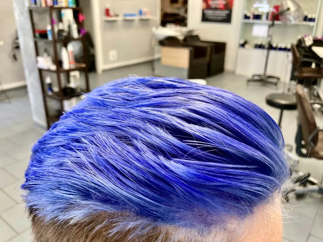 Kurzhaarschnitt in leuchtendem Blau