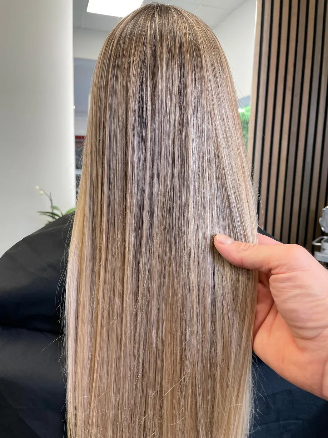 Langes, glattes Haar mit blonden Strähnen