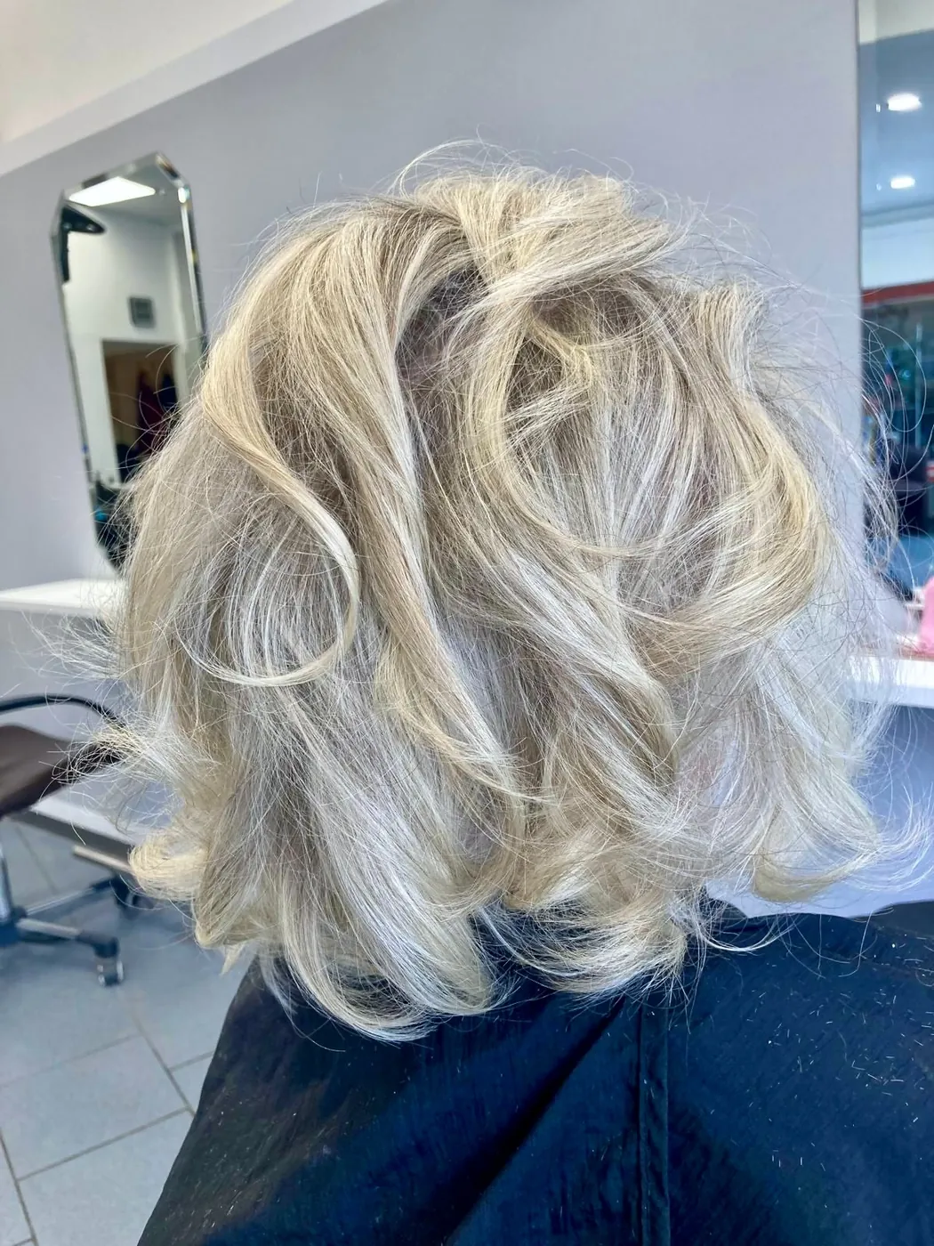 Blonder Bob mit lockeren Wellen, von hinten