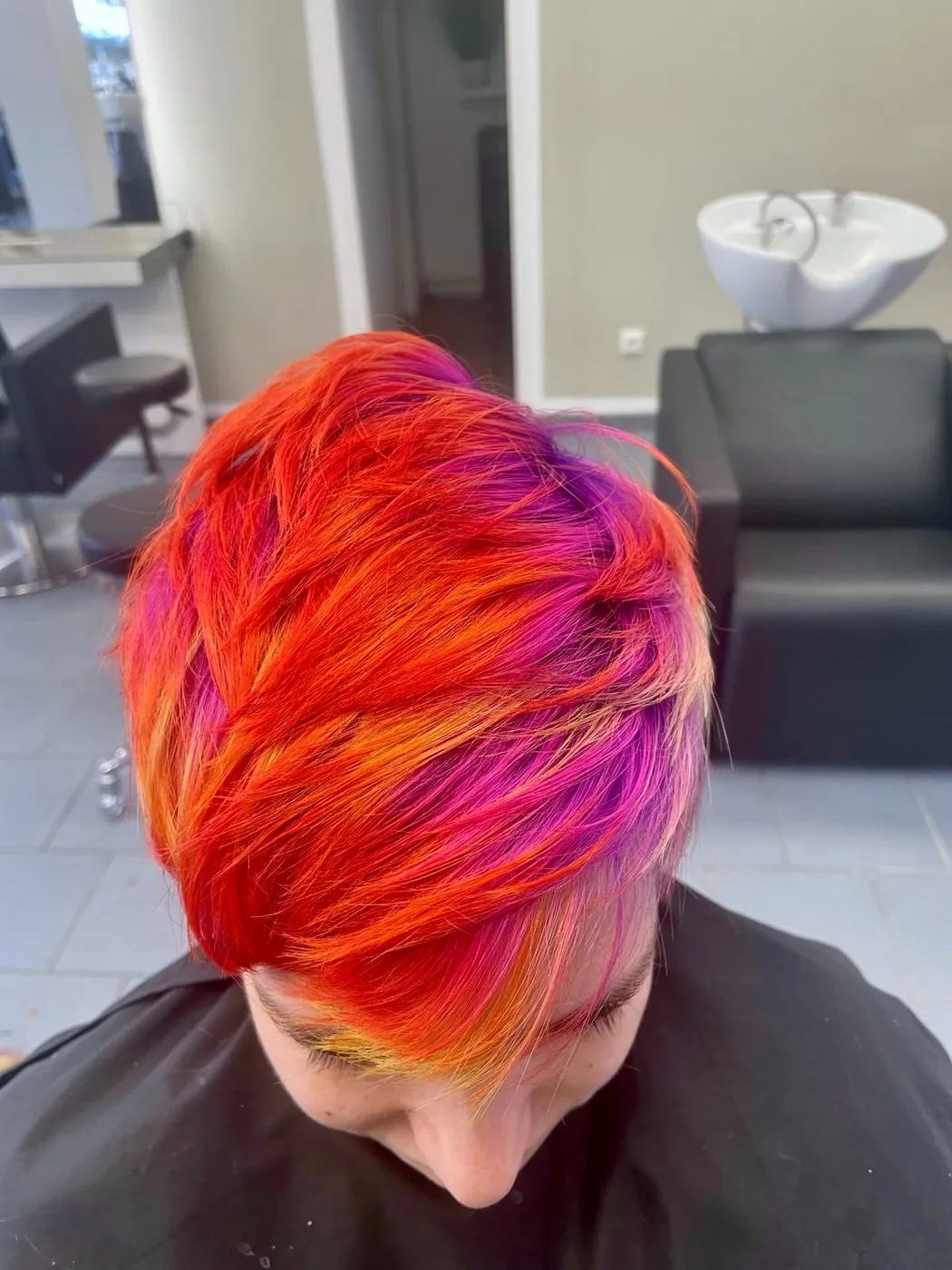 Kurzhaarschnitt in Orange, Pink und Violett