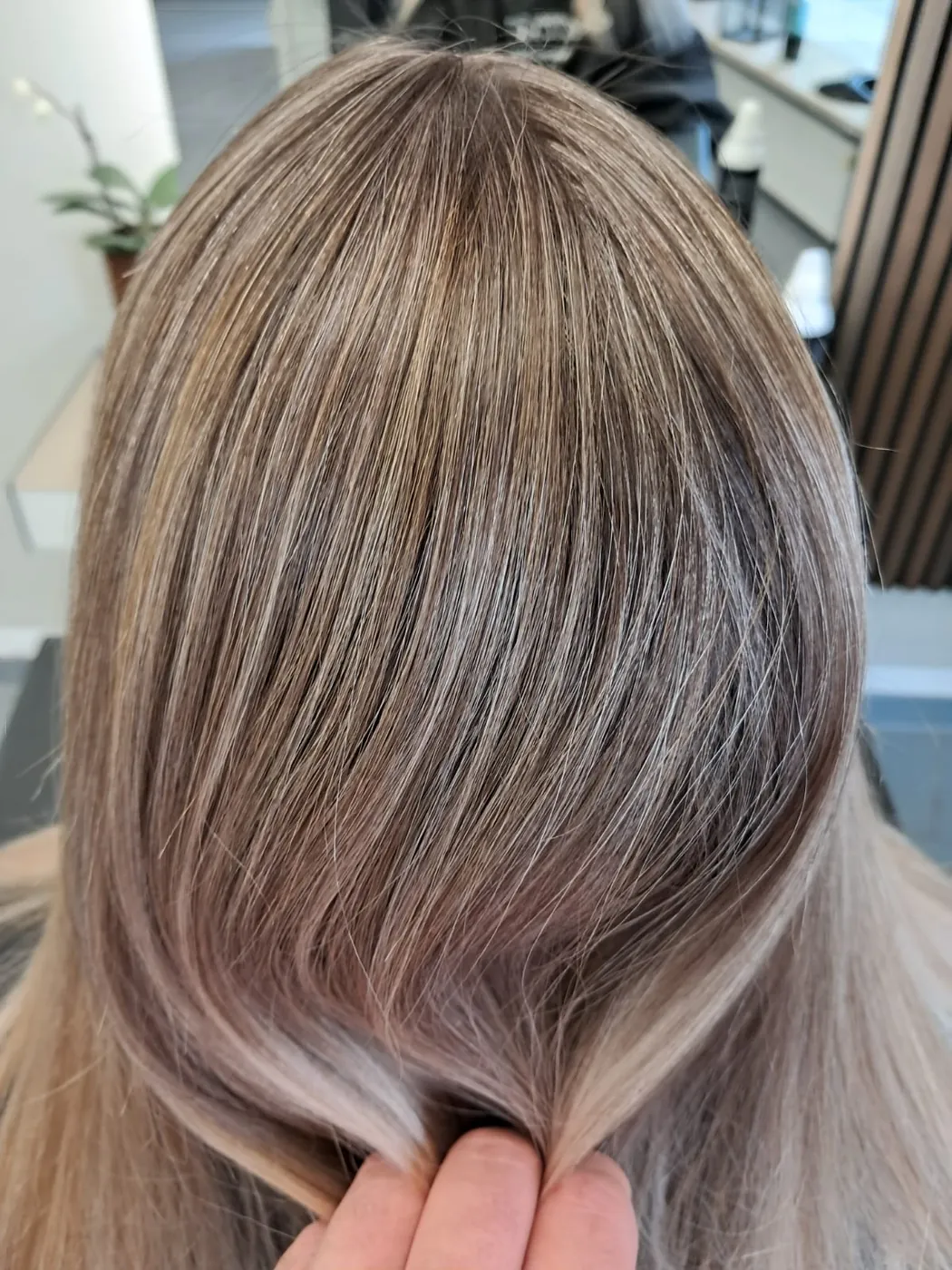 Blondes Haar mit kühlen Strähnen, frisch geföhnt